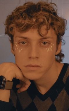 Male Euphoria Makeup, Simple Mens Makeup, Makeup On Men, Euphoria Eye Makeup Men, Graphic Liner For Men, Rave Makeup Men, Euphoria Men Makeup, Euphoria Makeup For Men, Mens Festival Makeup