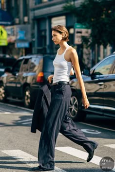 Tank Tops Street Style, Masculine Women Fashion Summer, Street Style Tank Top, Tank Top Under Suit, Tank Top Street Style, Hoyeon Street Style, Kaia Gerber Style Runway, 90s Minimalism Fashion Runway, Short Hair Outfits Casual Street Style