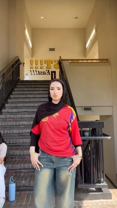 Style Jersey Hijab, Ootd Jersey Hijab, Hijab Jersey, Jersey Fit Women, Hijab Fit, Hijabi Outfits Streetwear, Hijabi Summer School Outfits, Hijabi Outfits Summer Street Style, Styling Football Jersey Women