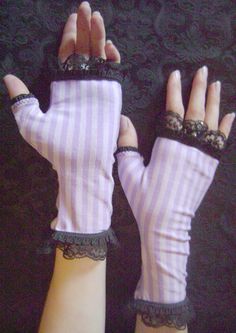 Pastel Goth Cute, Pastel Pink Goth, Colorful Goth Aesthetic, Girly Gothic, Gloves Ideas, Pink Pastel Goth, Chesire Cat Aesthetic Outfit, 2000s Diy, Cheshire Cat Aesthetic Outfit