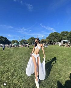 Rave White Outfit, Rave Outfits White, White Rave Outfit Inspo, White Rave Costume, Daisy Rave Outfit, Edm Festival Outfit, Rave Fit, Kpop Concert Outfit, Edm Festival