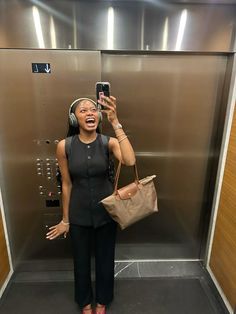 25+ Stunning Longchamp Bag Outfit Ideas You'll Love Lawyer Outfit Casual, Nyc Working Girl, Business Casual Aesthetic Women, Nyc Corporate, Work Women Aesthetic, Black Business Outfits, Marketing Work Outfit, Fashion Journalist Outfits, First Day Job Outfit