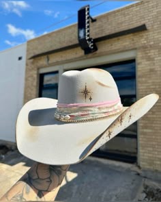 #western #westernfashion #quietlife #farmhouse #countryaesthetic #midwestern #western #outfitinspo #fashion #style #hippie #boho #ranchlife #tradwife #natural #countrygirl #countryside #country #southern #cowgirlstyle #cowboy #cowboyboots #ootd #outfitinspo #styleinspo #ootd #summeroutfit #summervibes #influencer #modelsearch #model #modelswanted #fashion #fashionblogger #fashionstyle #outfitoftheday #style #explorepage #explore #aesthetic Cute Cow Girl Hats, Unique Cowgirl Hats, Cowgirl Boots And Hat, Cowboy Hat Branding Ideas, Cowboy Hat Branding, Cowgirl Hat Ideas, Cowboy Hat Inspo, Cowgirl Diy, Decorating Cowgirl Hats