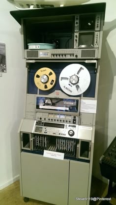 there is an old radio and other equipment on display