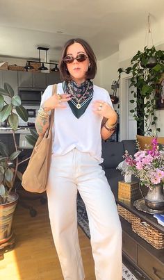 Tops With Neck Scarf, Neck Scarf Outfit Ideas, Neck Scarf Outfits For Women, Bandana Styling Outfits, Shaw Outfit, Bandana On Neck Outfit, Silk Scarf Neck Outfit, Neck Scarves Outfit, Bandana Styles Women Outfit