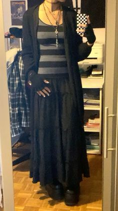 Maxi Skirt Goth, Long Skirt Outfit Black, Casual Trad Goth, Dark Outfits Casual, Warm Goth Outfits, Alt Style Outfits, Dark Casual, Cute Grunge Outfits For School, 2010 Goth