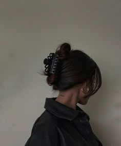 Hair Up Aesthetic, Aesthetic Copper Hair, Hair Bun Aesthetic, Claw Clip Hairstyles Brunette, Red Claw Clip Hairstyles, Copper Hair Inspo Aesthetic, Hair Updo Aesthetic, Plum Hair Aesthetic, Brown Hair Bun Aesthetic