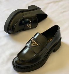 Casual Outfit Ideas, Black Leather Loafers With Logo, Logo Design Shoes, Office Footwear Inspiration, Stylish Black Loafers, Prada Formal Shoe, Prada Oxford Shoes Women, Prada School Shoes, Loafer Prada