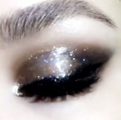 Silver Star Eye Makeup, Silver Space Makeup, Silver Glitter Eyeliner, Silver Liquid Eyeshadow, 2000s Makeup Looks, Funky Makeup, Swag Makeup, School Makeup, Make Up Inspo