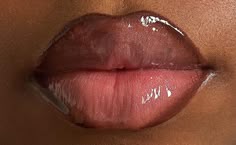 Lip combo, brown lip, brown lip liner, lip liner, lip gloss, makeup Glossy Lips Makeup, Lip Makeup Tutorial, Makeup For Black Skin, Brown Skin Makeup, Cute Makeup Looks, Makeup Obsession, Lashes Makeup, Glossy Lips, Artistry Makeup