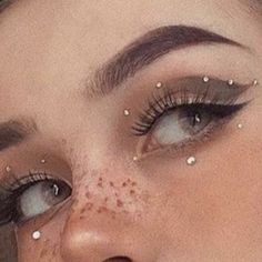Eye Rhinestone Makeup, Soft Makeup Look With Rhinestones, Rhinestone Eyeliner, Eye Rhinestones Make Up, Rhinestone Eyeliner Makeup, Eyeliner And Rhinestone Makeup, Small Rhinestone Makeup, Simple Rhinestone Eye Look, Makeup Strass Eye