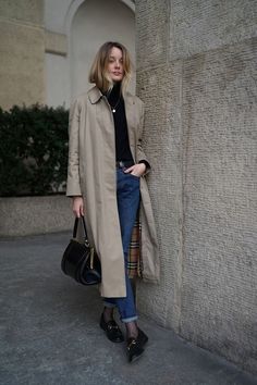 Trench Coat Outfit Burberry, How To Style Loafers Women, How To Style Burberry Trench Coat, Burberry Chelsea Trench Coat Outfit, Parisian Trench Coat Outfit, Burberry Trench Outfit, Burberry Mac Outfit, Trench Coat Parisian Style, Vintage Burberry Trench Coat Outfit