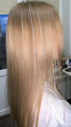 Hair Tinsel, Hair Designs For Girls, Fairy Hair, Colores De Cabello Rubio, Glitter Hair, Hair Inspo Color, Dream Hair, Hairstyles For School, Coiffure Facile