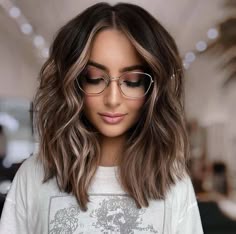 Lob Hair Cut With Bangs, Brown Hair Thick Money Piece, Medium Hair With Money Piece, Caramel Money Piece Hair Brunette, Medium Length Haircut Ideas With Layers, 2023 Haircuts For Women, Mid Length Money Piece Hair, Mid Length Hair With Money Piece, Medium Length Hair With Money Piece