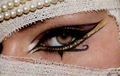 Egypt Eye Makeup, Cleopatra Eye, Cleopatra Eye Makeup, Egyptian Style Makeup, Cleopatra Makeup Aesthetic, Cleo De Nile Makeup, Egypt Makeup Eye, Pharaoh Makeup, Pharaonic Makeup