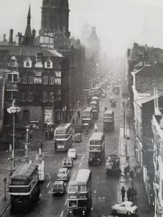 an old black and white photo of traffic on a city street in the early 20th century