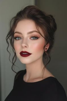 17 Stunning Red Prom Makeup Looks Court Makeup, Red Lip With Smokey Eye, Burgundy Lip Makeup, Burgundy Wedding Makeup, Wedding Makeup Winter, Wedding Makeup Red Lips, Gothic Prom Makeup, Gothic Wedding Makeup, Wedding Makeup Dark Lips