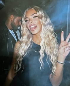 Digi cam, camera, photos, party vibe House Party Hair, Blonde Halloween Ideas, Halloween For Blondes, Baddie Halloween, Blond Baddie, Cute Blonde Hairstyles, Long Blonde Wavy Hair, Hairstyles For Blonde Hair, Blonde Hair With Crimps