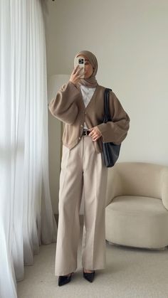 Instagram Beige Top Outfit Ideas, Mai Outfit, Style With Beige Pants, Light Beige Outfit, Ootd Cream, How To Style Cream Pants, Hijabi Daily Outfits, Cream Outfit Ideas, Hijabi Outfits Work