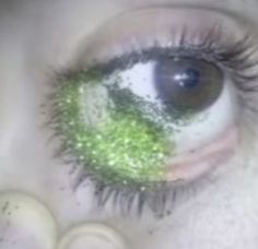 Glimmer Eyes, Eye Shines, Green Glitter Aesthetic, Trash Fairy Aesthetic, Glitter In Eye, Iris Clops Aesthetic, Eye Glitter, Alien Glitter, Acid Green Glitter Aesthetic