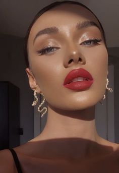 Pink Makeup Red Lips, Pink Dress With Red Lipstick, Elegant Makeup Looks Red Lip, Pink Dress With Red Lips, Pink Highlighter Makeup Look, Red Highlighter Makeup, Bright Red Lip Makeup Look, Glowy Makeup Red Lip, Pink Eyeshadow Red Lips