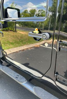 Black Jeep was given a duck by another jeeper.
