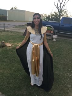 Costume Egypt, Egypt Costume For Girl, How To Dress Like An Egyptian, Time Traveler Costume Diy, Egyptian Halloween Costume Diy, Historical Figures Costumes, Diy Egyptian Goddess Costume, Easy Cleopatra Halloween Costume, Easy Cleopatra Outfit