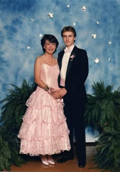 Prom Photos 80s, 80s Prom Gown, 1980 Prom, Vintage Prom Dresses 80s, 70s Prom Outfits, 90's Prom Dresses Vintage, 80s Prom Outfits For Men, Retro Prom Aesthetic, Vintage Prom Decor