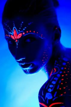 Glow Body Painting Ideas, Black Light Face Paint, Glow Paint Body Designs, Black Light Paint Ideas Body Art, Black Light Paint For Body, Uv Body Art, Glow In The Dark Face Art, Black Light Face, Glow Paint Body Art