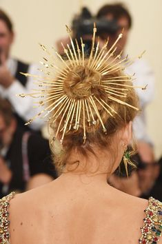 Golden Headpiece, Metallic Headpiece, Gala Headpiece, Met Gala Accessories Ideas, Gold Headpiece Aesthetic, Sun Crown Diy, Golden Headress, Diy Gold Headpiece, Met Gala Headgear