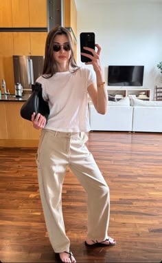 The Row Outfits Summer, The Row Summer Style, Effortless Button-up Blouse, Summer Normcore, Ilana Torbiner Style, The Row Sandals Street Style, Lisa Napoly, Pants With Flip Flops, Larissa Mills Style