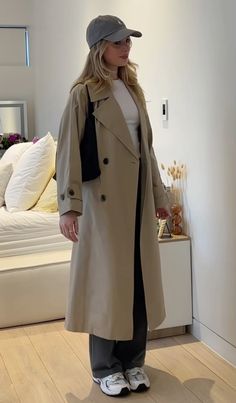 Beige Long Jacket Outfit, Long Coats For Women Outfits, Trench Coat Casual Outfit, Europe Winter Outfits Cold Weather, Trench Coat Outfit Casual, Autumn Trench Coat, Overcoat Outfit Women, White Trench Coat Outfit Women, استایل پاییزی