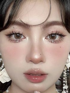 Debut Make Up, Cool Tone Prom Makeup, Light Douyin Makeup, Simple Douyin Makeup, Makeup Ideas Douyin, Korean Glam Makeup, Tea Party Makeup, Ethereal Prom Makeup, Douyin Glam Makeup