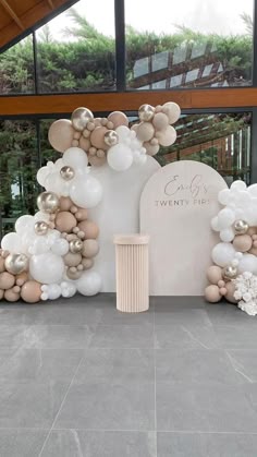 balloons are arranged in the shape of an arch