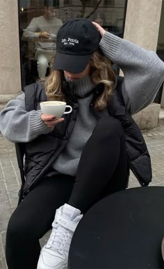Cold Winter Casual Outfits, Outfit For Hot Rainy Day, Sporty Cozy Fit Hoodie For Cold Weather, Winter Outfit With Baseball Hat, Seattle Fashion Spring, Baseball Hat Outfit Winter, Winter Baseball Cap Outfit, Trendy Oversized Hoodie For Cold Weather, Switzerland Style