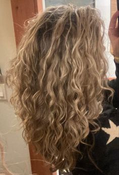 Highlights Light Brown Hair Curly, Below Shoulder Length Curly Hair, Dirty Blonde Balayage Curly Hair, Blonde 3a Hair, Dirty Blonde Curly, Highlights For Dirty Blonde Hair Curly, Curly Hair Layered, Blonde Curly Hair With Highlights, Wavy Blonde Highlights