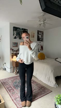 Fit Inspo For School Outfits Spring, Cute Comfy Outfits With Flare Leggings, Comfy Outfits Flare Leggings, Sixth Form Outfits Summer Uk, Flares Leggings Outfit Uggs, Yoga Pants Outcit, Uk College Outfits, Clean Girl Leggings Outfit, Uggs Flare Leggings