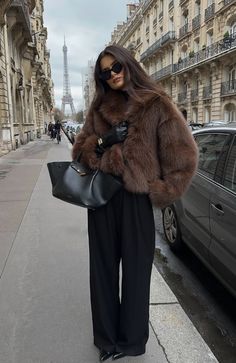 gavanndi on instagram Fur Brown Coat, Outfit Fur Coat, Dinner Date Winter Outfit, Winter Outfits Spain, Jacket For Winter, Outfits With Fur Coat, Autumn Style Inspiration, Faux Fur Coat Outfit Winter Chic, Winter Outfits Fur Coat