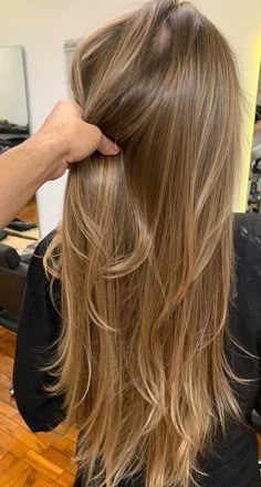 Brunette Hair With Highlights, Cheveux Blonds Foncés, Balayage Haare Blond, Dirty Blonde Hair, Colores De Cabello Rubio, Brown Hair Balayage, Honey Blonde Hair, Blonde Hair Inspiration, Honey Hair