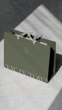 a green shopping bag sitting on the ground