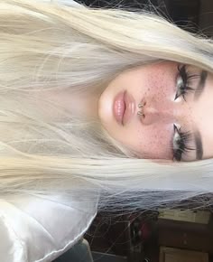 White Emo Makeup, Grunge Makeup For Blondes, Makeup Egirl Aesthetic, Goth Makeup For Blondes, Blonde Goth Makeup, Blonde Grunge Makeup, Grunge Makeup Blonde Hair, Makeup Egirl, Goth Makeup Blonde Hair