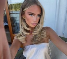 𝐌𝐚𝐲𝐚 𝐒𝐨𝐤𝐨𝐥𝐨𝐯 | 𝐋𝐞𝐠𝐚𝐜𝐲 𝐨𝐟 𝐆𝐨𝐝𝐬 Classy Hairstyles Blonde, Classy Blonde Hairstyles, Natural Glam Blonde Hair, Old Money Blonde Inspo, Blonde Hair Inspo 2024, Classy Blonde Hair, Blonde Inspo 2024, Soft Glam Blonde Hair, Soft Glam Blonde