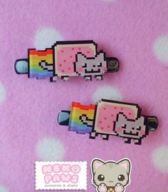 Acrylic handmade Hair Clips.  It has a white protector layer on the backside (don´t remove).  Size: 3cms   ------ Delivery Time:   3-5 days to have and sent the package to the mail. Generally takes between 3-4 weeks to arrive. Nyan Cat Hair Clip, Clip Hair Ideas, Scene Hairclips, Accessories Scene, Accessories Alt, Kitty Accessories, Cute Diy Hair Clips, Hairclip Ideas, Random Accessories