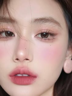 Korean Inspired Makeup, Korean Pink Makeup, Pink Korean Makeup Look, Douyin Blush Makeup, Summer Douyin Makeup, Natural Douyin Eye Makeup, Asian Blush Makeup, Bridesmaid Makeup Douyin, Douyin Makeup Up Close