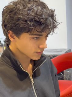 Romulus Haircut, Messy Wavy Fringe, Haircut Italian, Messy Quif, Messy Waves Men, Middle Part Curtains, Flow Cut Men Wavy, Surfer Cut For Men, Texture Fringe Haircut