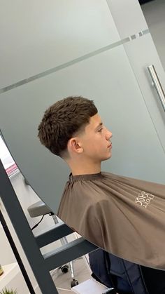 #taperfademen #taperfade #haircutmen #hairstyles #menhair #hairformen Taper Fade Curly Hair, Men Short Hair Fade, Taper Fade Short Hair, Short Fade Haircut, Men Fade Haircut Short, Short Textured Hair, Edgars Haircut, Buzz Cut Hairstyles, Men Haircut Curly Hair