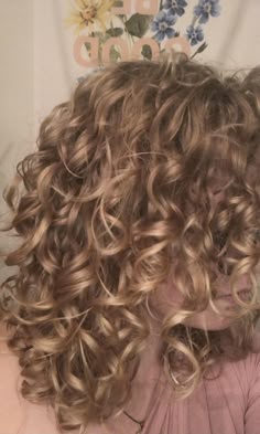 Curly Hair Best Color, Light Golden Brown Hair Color Curly Hair, Curly Hair Meter, Short Curly Dirty Blonde Hair, Light Golden Brown Curly Hair, Curly Hair Golden Brown, Light Brown Curly Hair, Milk Tea Hair Color On Curly Hair, Gold Brown Curly Hair