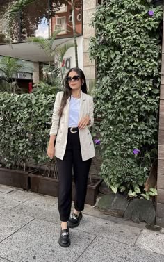 Oxford Feminino Look, Office Chic Long-sleeved Blazer, Blazer Loafers Outfit Women, Look Blazer Nude, Semi Casual Outfit, Look Trabalho Com Tenis, Outfits For Petite, Work Outfits Frauen, Look Social Feminino Trabalho