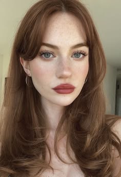Irish Skin, Fair Skin Warm Undertones, Pale Skin Warm Undertones, Natural Freckle Makeup, Pale Cool Toned Skin, Fall Girl Makeup, Makeup Ideas Fair Skin, Aesthetic Makeup Looks Natural, Natural Makeup Looks Blue Eyes