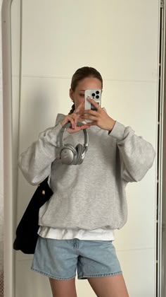 Outfit aesthetic, womens fashion, streetwear, basic outfit, basics Grey Oversized Hoodie Outfit, Light Gray Hoodie Outfit, Grey Shirt Outfit Aesthetic, How To Style Grey Crewneck, Hoodie Shorts Outfit, Oversized Hoodie And Shorts Outfit, Grey Hoodie Outfit Woman, Gray Hoodie Outfit Aesthetic, Plain Hoodie Outfit